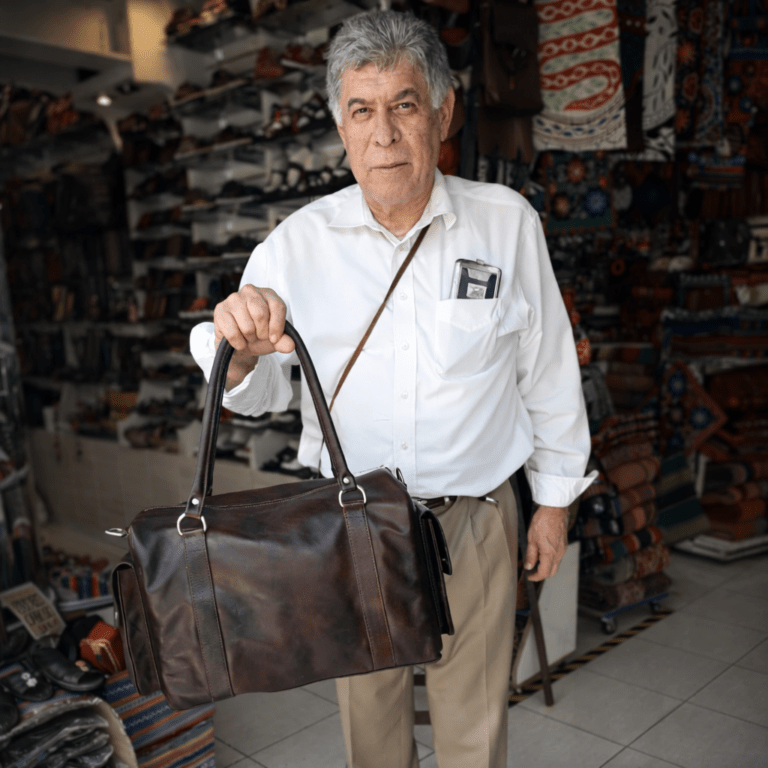 Cliente de CUERO BARRA con su artículo de cuero