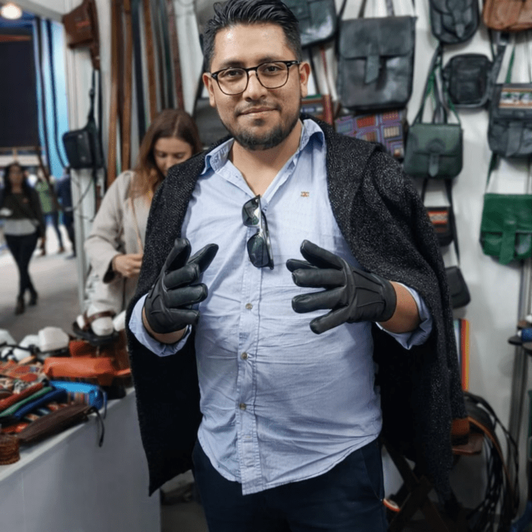 Cliente de CUERO BARRA con su artículo de cuero