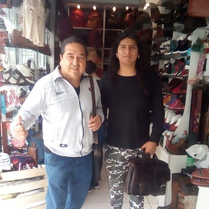 Cliente de CUERO BARRA con su artículo de cuero