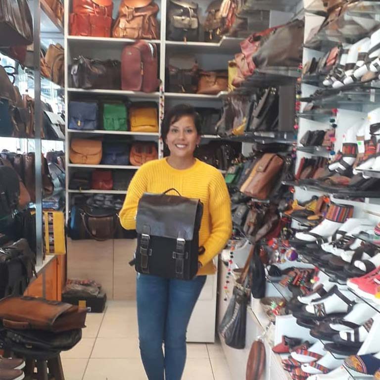 Cliente de CUERO BARRA con su artículo de cuero