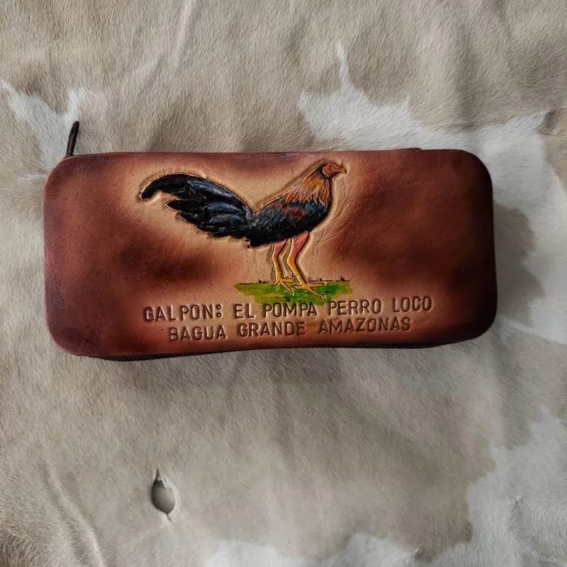 Estuche de cuero marrón con diseño y texto personalizado