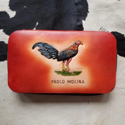 Estuche de cuero rojo con nombre y diseño grabado